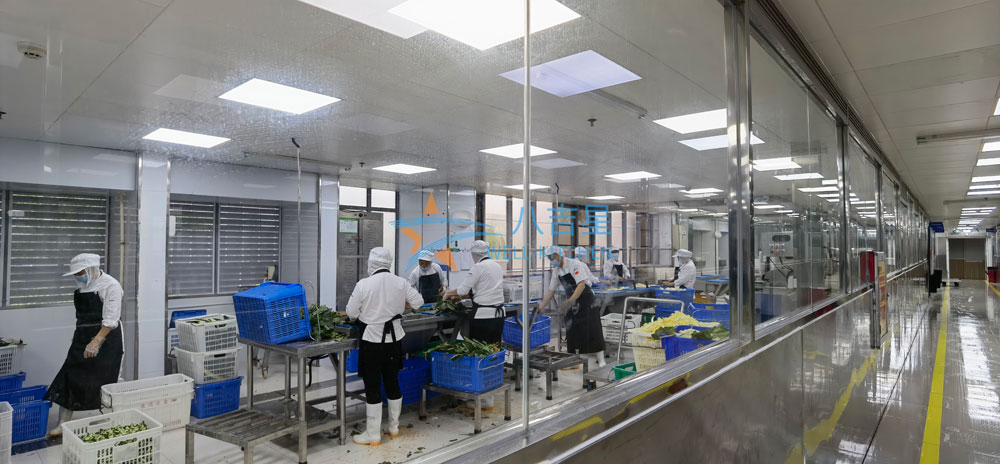 南山鑫辉餐饮中央千亿球友会二楼蔬菜加工区